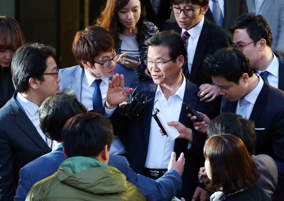 지난해 경찰이 국정원 여직원 댓글 사건을 수사할 당시 사건을 맡은 수서경찰서에 부당하게 개입해 수사를 축소시킨 의혹을 받고 있는 김용판 전 서울경찰청장이 조사를 받고 22일 오전 서울 서초구 서초동 서울중앙지방검찰청 밖으로 나서고 있다.  연합뉴스