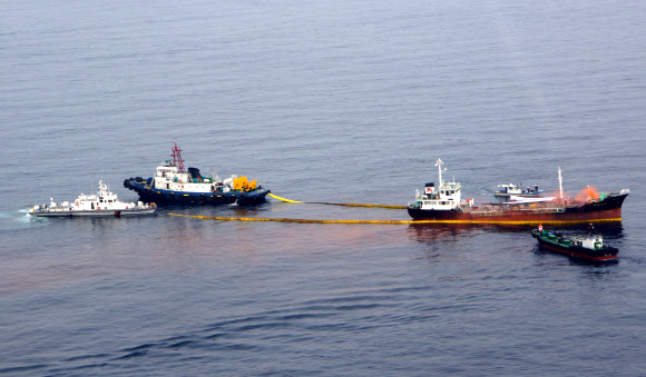 동해지방해양경찰청은 22일 동해항 인근 해상에서 동해해경, 해군, 동해지방해양항만청, 동해세관, 해양환경관리공단 등 11개 기관과 단·업체의 방제세력을 총동원해 ‘대규모 해양오염 방제훈련’을 실시했다. 동해지방해양경찰청 제공