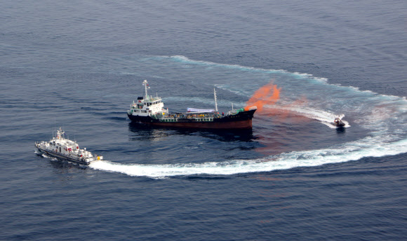 동해지방해양경찰청은 22일 동해항 인근 해상에서 동해해경, 해군, 동해지방해양항만청, 동해세관, 해양환경관리공단 등 11개 기관과 단·업체의 방제세력을 총동원해 ‘대규모 해양오염 방제훈련’을 실시했다. 동해지방해양경찰청 제공