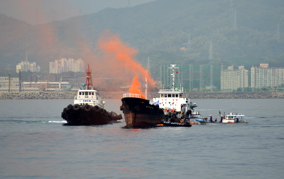 동해지방해양경찰청은 22일 동해항 인근 해상에서 동해해경, 해군, 동해지방해양항만청, 동해세관, 해양환경관리공단 등 11개 기관과 단·업체의 방제세력을 총동원해 ‘대규모 해양오염 방제훈련’을 실시했다. 동해지방해양경찰청 제공