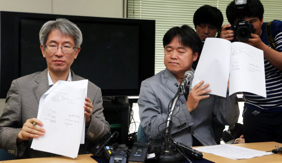 22일 서울 언론회관에서 열린 ‘조세피난처 프로젝트 공동취재 기자회견’에서 김용진 뉴스타파 대표(왼쪽)와 최승호 PD가 관계서류를 들어보이고 있다. 독립 인터넷 언론 뉴스타파는 이 날 기자회견에서 이수영 전 경총회장 부부 등 한국인 245명이 조세피난처에 페이퍼컴퍼니를 설립했다고 발표했다.  연합뉴스