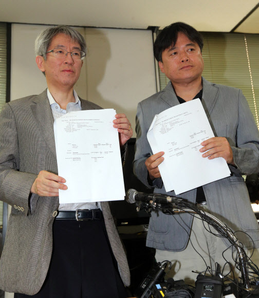 22일 서울 언론회관에서 열린 ‘조세피난처 프로젝트 공동취재 기자회견’에서 김용진 뉴스타파 대표(왼쪽)와 최승호 PD가 관계서류를 들어보이고 있다 . 독립 인터넷 언론 뉴스타파는 이 날 기자회견에서 이수영 전 경총회장 부부 등 한국인 245명이 조세피난처에 페이퍼컴퍼니를 설립했다고 발표했다. 연합뉴스