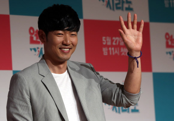 22일 오후 서울 강남구 논현동 파티오나인에서 열린 tvN 드라마 ‘연애조작단;시라노’에서 배우 이종혁이 포토타임을 갖고 있다.   연합뉴스