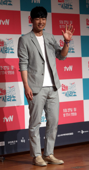 22일 오후 서울 강남구 논현동 파티오나인에서 열린 tvN 드라마 ‘연애조작단;시라노’에서 배우 이종혁이 포토타임을 갖고 있다.   연합뉴스