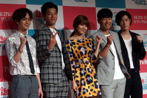 22일 오후 서울 강남구 논현동 파티오나인에서 열린 tvN 드라마 ‘연애조작단;시라노’에서 배우 조윤우(왼쪽부터), 이천희, 수영, 이종혁, 홍종현이 포토타임을 갖고 있다. 연합뉴스