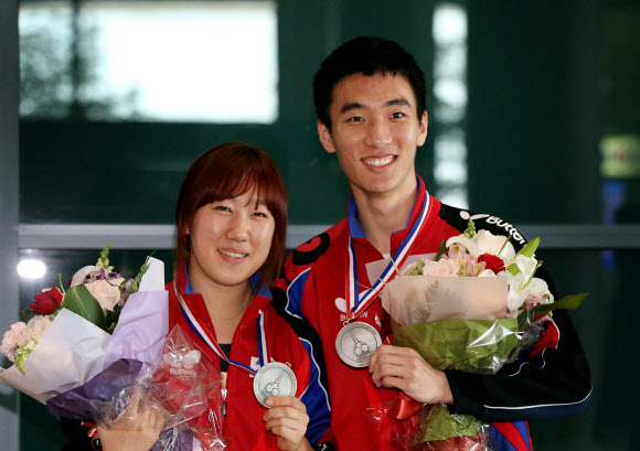 탁구세계선수권대회 혼합복식에서 은메달을 획득한 이상수과 박영숙이 22일 인천국제공항을 통해 귀국, 메달을 들고 포즈를 취하고 있다.  연합뉴스