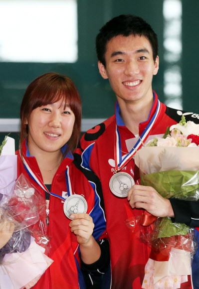 탁구세계선수권대회 혼합복식에서 은메달을 획득한 이상수과 박영숙이 22일 인천국제공항을 통해 귀국, 메달을 들고 포즈를 취하고 있다.  연합뉴스