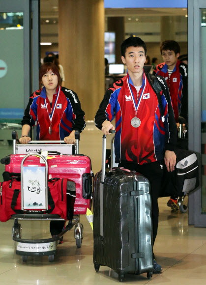 탁구세계선수권대회 혼합복식에서 은메달을 획득한 이상수과 박영숙이 22일 인천국제공항을 통해 귀국하고 있다.  연합뉴스