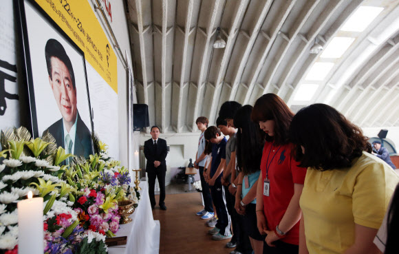 22일 오후 고 노무현 전 대통령의 분향소가 마련된 광주 동구 YMCA 무진관에서 학생과 시민들이 묵념하고 있다. 김대중·노무현대통령기념공원위원회는 이날 오후 3시부터 23일 오후 7시까지 노 전 대통령 서거 4주기 추모 분향소를 운영할 계획이다.  연합뉴스