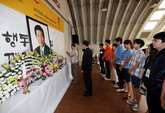 22일 오후 고 노무현 전 대통령의 분향소가 마련된 광주 동구 YMCA 무진관에서 학생들이 헌화와 분향을 하고 있다. 김대중·노무현대통령기념공원위원회는 이날 오후 3시부터 23일 오후 7시까지 노 전 대통령 서거 4주기 추모 분향소를 운영할 계획이다.  연합뉴스