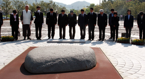 전병헌 민주당 원내대표 등 원내대표단 의원 9명이 고 노무현 전 대통령의 서거 4주기를 앞두고 21일 오후 경남 김해시 봉하마을에 있는 고 노무현 전 대통령 묘역의 너럭바위에 묵념하고 있다.  연합뉴스