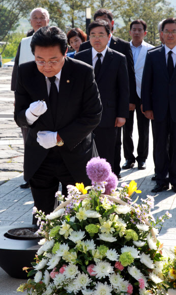 전병헌 민주당 원내대표 등 원내대표단 의원 9명이 고 노무현 전 대통령의 서거 4주기를 앞두고 21일 오후 경남 김해시 봉하마을에 있는 고 노무현 전 대통령의 묘역에 분향하고 있다.  연합뉴스