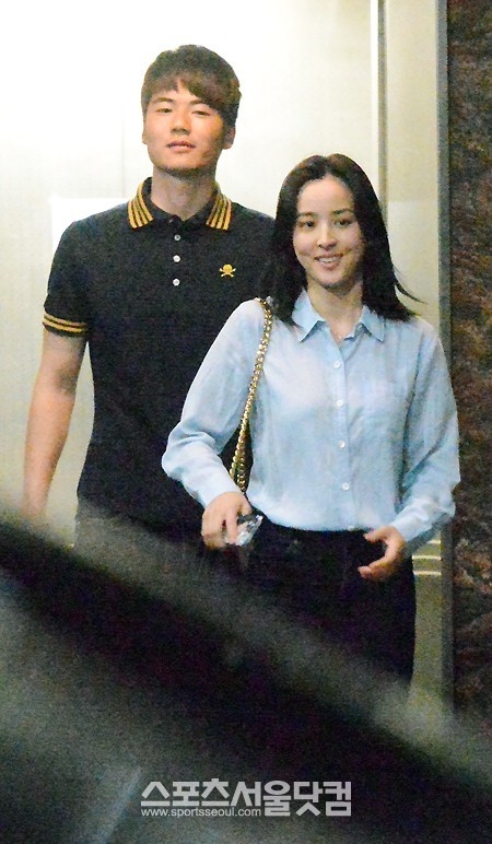 오는 7월 결혼을 앞둔 축구선수 기성용(왼쪽)과 연기자 한혜진이 발마사지 데이트를 하기 위해 이동하고 있다.<br>스포츠서울