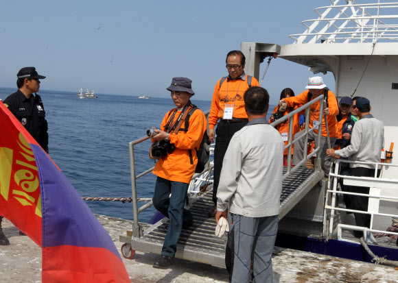 독도 도착 첫 일본인. 연합뉴스