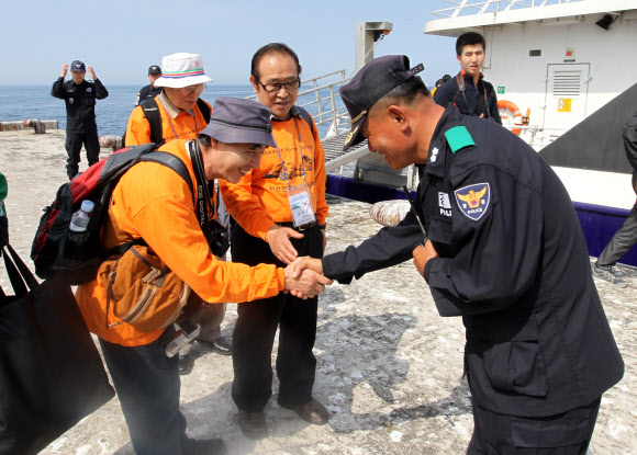 독도경비대원과 악수하는 일본인. 연합뉴스
