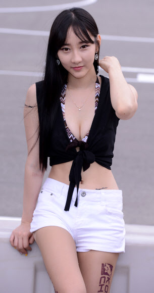 지난 19일 서울 잠실 탄천 스피드 트랙에서 열린 ‘2013년 코리아 스쿠터 레이스 챔피언십(이하 KSRC)’ 에서 새내기 레이싱 모델 한가희(23)가 청순한 매력을 뽐내고 있다. 스포츠서울