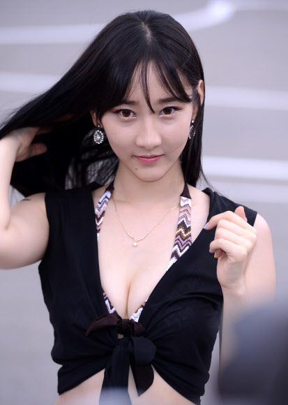 지난 19일 서울 잠실 탄천 스피드 트랙에서 열린 ‘2013년 코리아 스쿠터 레이스 챔피언십(이하 KSRC)’ 에서 새내기 레이싱 모델 한가희(23)가 청순한 매력을 뽐내고 있다. 스포츠서울