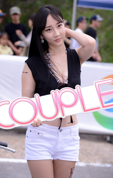 지난 19일 서울 잠실 탄천 스피드 트랙에서 열린 ‘2013년 코리아 스쿠터 레이스 챔피언십(이하 KSRC)’ 에서 새내기 레이싱 모델 한가희(23)가 청순한 매력을 뽐내고 있다. 스포츠서울