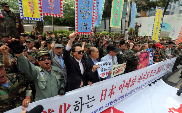 주한일본대사관 앞에 모인 대한민국고엽제전우회 등 보수단체 회원들이 아베 일본 총리와 하시모토 오사카 시장의 ‘위안부 망언’에 대해 사죄할 것을 요구하며 구호를 외치고 있다. 연합뉴스