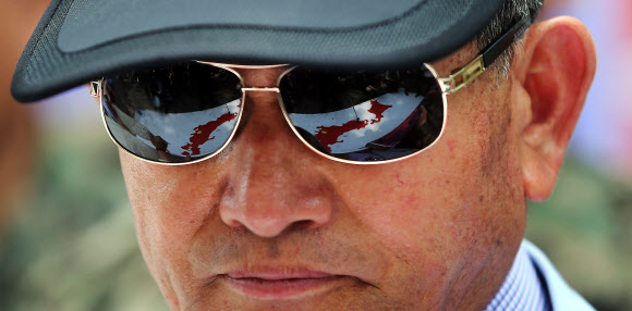 주한일본대사관 앞에서 한 보수단체 회원이 아베 일본 총리와 하시모토 오사카 시장의 ‘위안부 망언’에 대해 사죄할 것을 요구하며 시위를 벌이던 중 바닥에 놓인 일본지도를 바라보고 있다. 연합뉴스