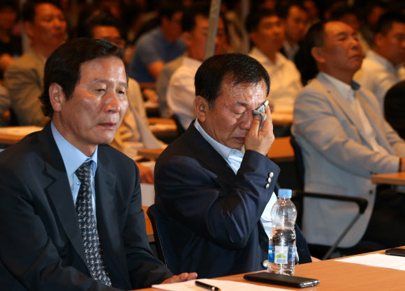 한재권 개성공단 정상화 촉구 비상대책위원장이 23일 오전 서울 여의도 중소기업중앙회 그랜드홀에서 열린 ‘개성공단 정상화 촉구대회’에서 공단의 발자취를 소개하는 발언을 듣던 중 눈물을 흘리고 있다.  연합뉴스