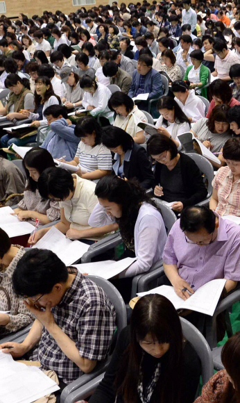 붐비는 입시설명회 23일 서울 한국외국어대학교에서 열린 하늘교육 2014 고교선택 및 대입 변화분석 설명회에 많은 학부모 등이 찾아와 전국 고교 유형별 선발방식 등에 대한 강의를 듣고 있다.  서울신문