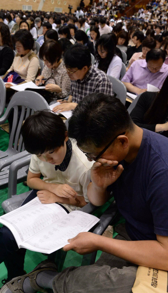 붐비는 입시설명회 23일 서울 한국외국어대학교에서 열린 하늘교육 2014 고교선택 및 대입 변화분석 설명회에 많은 학부모 등이 찾아와 전국 고교 유형별 선발방식 등에 대한 강의를 듣고 있다.  서울신문