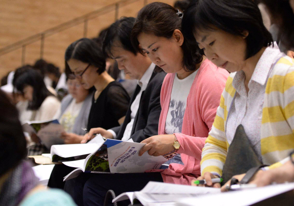 붐비는 입시설명회 23일 서울 한국외국어대학교에서 열린 하늘교육 2014 고교선택 및 대입 변화분석 설명회에 많은 학부모 등이 찾아와 전국 고교 유형별 선발방식 등에 대한 강의를 듣고 있다.  서울신문