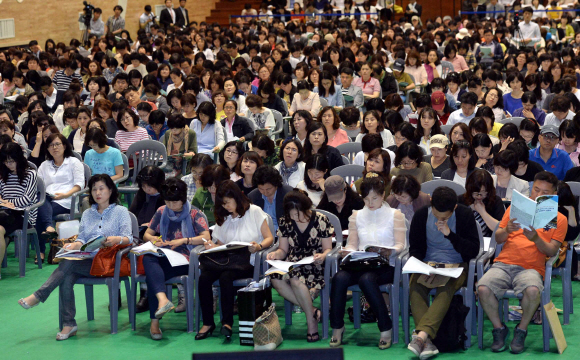 붐비는 입시설명회 23일 서울 한국외국어대학교에서 열린 하늘교육 2014 고교선택 및 대입 변화분석 설명회에 많은 학부모 등이 찾아와 전국 고교 유형별 선발방식 등에 대한 강의를 듣고 있다.  서울신문