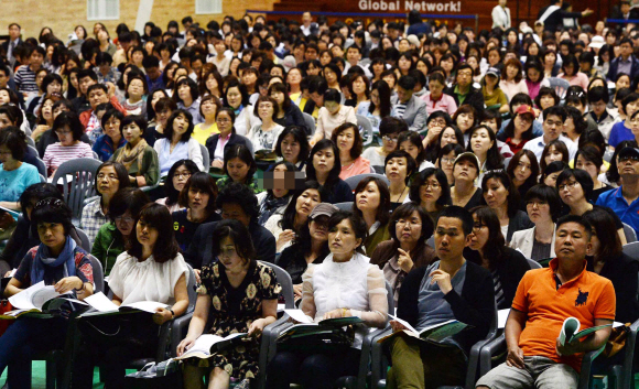 붐비는 입시설명회 23일 서울 한국외국어대학교에서 열린 하늘교육 2014 고교선택 및 대입 변화분석 설명회에 많은 학부모 등이 찾아와 전국 고교 유형별 선발방식 등에 대한 강의를 듣고 있다.  서울신문