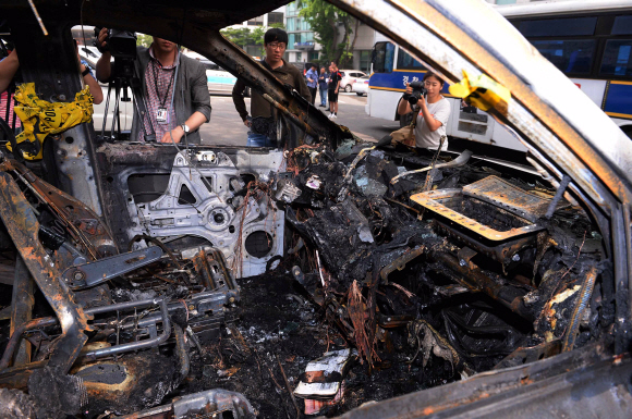 24일 오전 4시 36분 서울 용산구 서빙고동 온누리교회 인근 공용주차장에서 자살을 시도한 가수 손호영(33)씨가 타고 있던 차량 내부 모습. 이언탁 기자 utl@seoul.co.kr