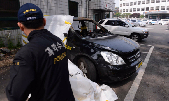 24일 오전 4시 36분 서울 용산구 서빙고동 온누리교회 인근 공용주차장에서 자살을 시도한 가수 손호영(33)씨가 타고 있던 차량. 이언탁 기자 utl@seoul.co.kr