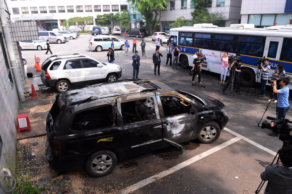 24일 오전 4시 36분 서울 용산구 서빙고동 온누리교회 인근 공용주차장에서 자살을 시도한 가수 손호영(33)씨가 타고 있던 차량. 이언탁 기자 utl@seoul.co.kr