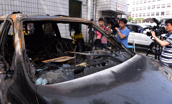 24일 오전 4시 36분 서울 용산구 서빙고동 온누리교회 인근 공용주차장에서 자살을 시도한 가수 손호영(33)씨가 타고 있던 차량 내부 모습. 이언탁 기자 utl@seoul.co.kr