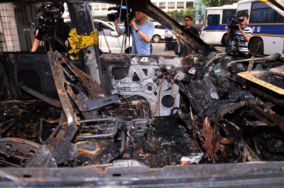 24일 오전 4시 36분 서울 용산구 서빙고동 온누리교회 인근 공용주차장에서 자살을 시도한 가수 손호영(33)씨가 타고 있던 차량 내부 모습. 이언탁 기자 utl@seoul.co.kr