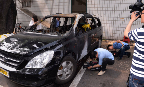 24일 오전 4시 36분 서울 용산구 서빙고동 온누리교회 인근 공용주차장에서 자살을 시도한 가수 손호영(33)씨가 타고 있던 차량 내부 모습. 이언탁 기자 utl@seoul.co.kr