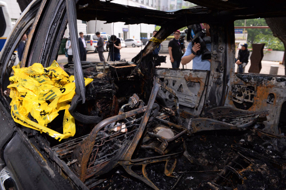 24일 오전 4시 36분 서울 용산구 서빙고동 온누리교회 인근 공용주차장에서 자살을 시도한 가수 손호영(33)씨가 타고 있던 차량 내부 모습. 이언탁 기자 utl@seoul.co.kr