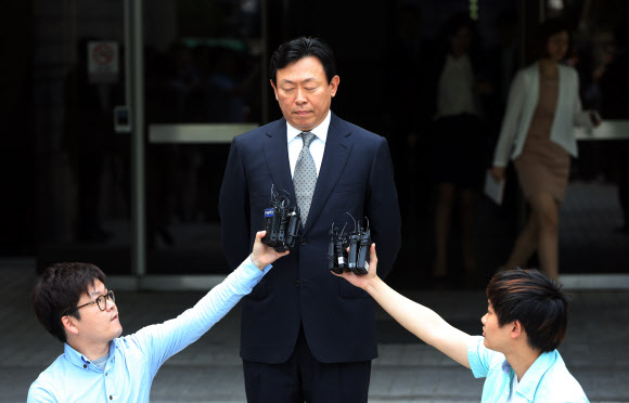 정당한 사유 없이 국회에 불출석한 혐의로 약식기소됐다가 정식재판에 넘겨진 신동빈 롯데그룹 회장이 24일 오전 서초구 서울중앙지법에서 열린 선고 공판을 마치고 법원을 나서며 취재진에 질문에 답하고 있다.