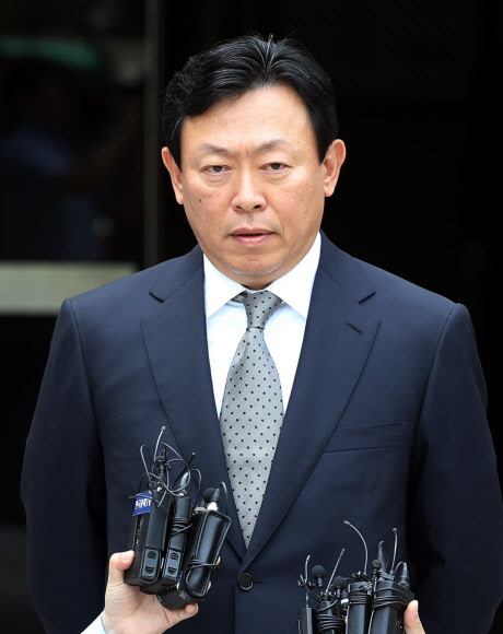 정당한 사유 없이 국회에 불출석한 혐의로 약식기소됐다가 정식재판에 넘겨진 신동빈 롯데그룹 회장이 24일 오전 서초구 서울중앙지법에서 열린 선고 공판을 마치고 법원을 나서며 취재진에 질문에 답하고 있다.