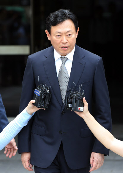 정당한 사유 없이 국회에 불출석한 혐의로 약식기소됐다가 정식재판에 넘겨진 신동빈 롯데그룹 회장이 24일 오전 서초구 서울중앙지법에서 열린 선고 공판을 마치고 법원을 나서며 취재진에 질문에 답하고 있다.