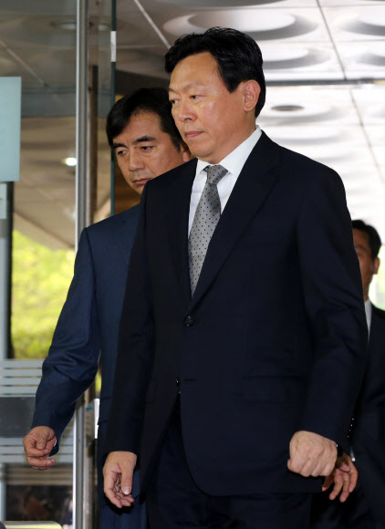 정당한 사유 없이 국회에 불출석한 혐의로 약식기소됐다가 정식재판에 넘겨진 신동빈 롯데그룹 회장이 24일 오전 서초구 서울중앙지법에서 열린 선고 공판에 참석하고 있다.