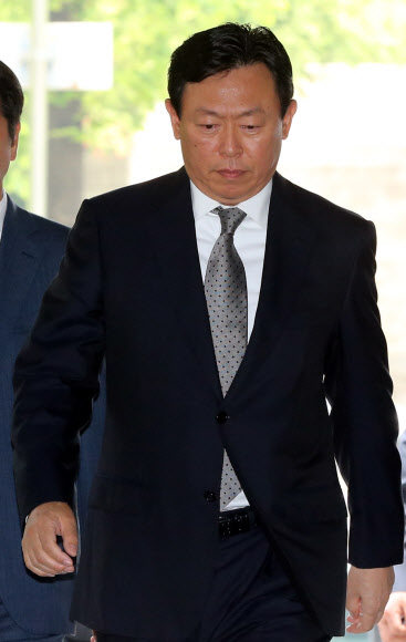 정당한 사유 없이 국회에 불출석한 혐의로 약식기소됐다가 정식재판에 넘겨진 신동빈 롯데그룹 회장이 24일 오전 서초구 서울중앙지법에서 열린 선고 공판에 참석하고 있다.