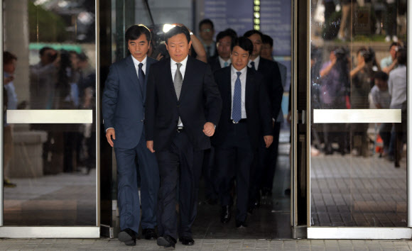 정당한 사유 없이 국회에 불출석한 혐의로 약식기소됐다가 정식재판에 넘겨진 신동빈 롯데그룹 회장이 24일 오전 서초구 서울중앙지법에서 열린 선고 공판을 마치고 법원을 나서고 있다.