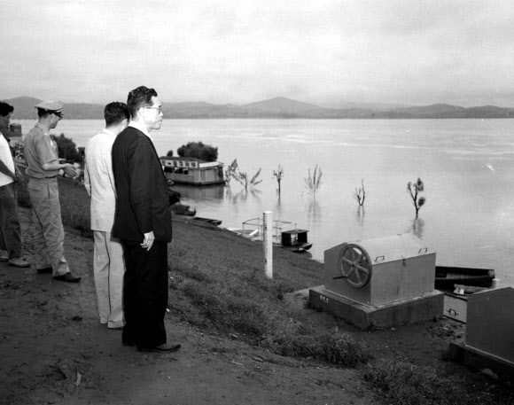 1963년 열린 풍수대책회의에서 수해지역을 시찰하는 장면.