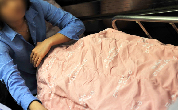 자살을 시도한 가수 손호영이 24일 오전 서울 용산구 한남동 순천향대학교병원 응급실에서 응급치료를 마친 후 중환자실로 이동하고 있다. 연합뉴스