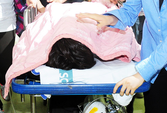 자살을 시도한 가수 손호영이 24일 오전 서울 용산구 한남동 순천향대학교병원 응급실에서 응급치료를 마친 후 중환자실로 이동하고 있다. 연합뉴스