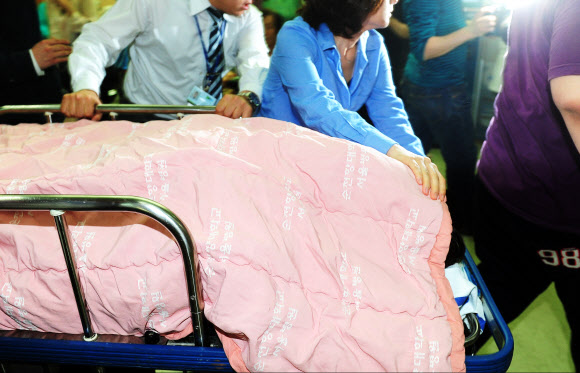 자살을 시도한 가수 손호영이 24일 오전 서울 용산구 한남동 순천향대학교병원 응급실에서 응급치료를 마친 후 중환자실로 이동하고 있다. 연합뉴스