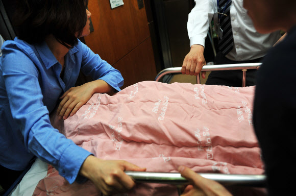 자살을 시도한 가수 손호영이 24일 오전 서울 용산구 한남동 순천향대학교병원 응급실에서 응급치료를 마친 후 중환자실로 이동하고 있다. 연합뉴스