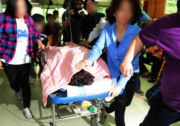 자살을 시도한 가수 손호영이 24일 오전 서울 용산구 한남동 순천향대학교병원 응급실에서 응급치료를 마친 후 중환자실로 이동하고 있다. 연합뉴스