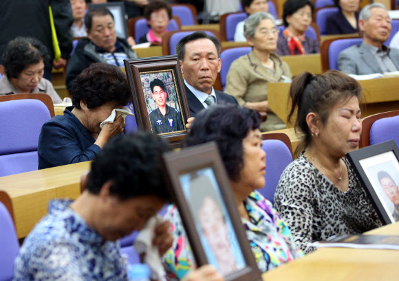 군 의문사 희생자의 유족들이 24일 오전 국회 의원회관에서 열린 ‘군 의문사 유족이 외치는 대 국회, 국민 호소 대회’에서 군에서 아들을 잃은 유족들의 사례발표를 들으며 영정사진을 들고 눈물을 흘리고 있다.